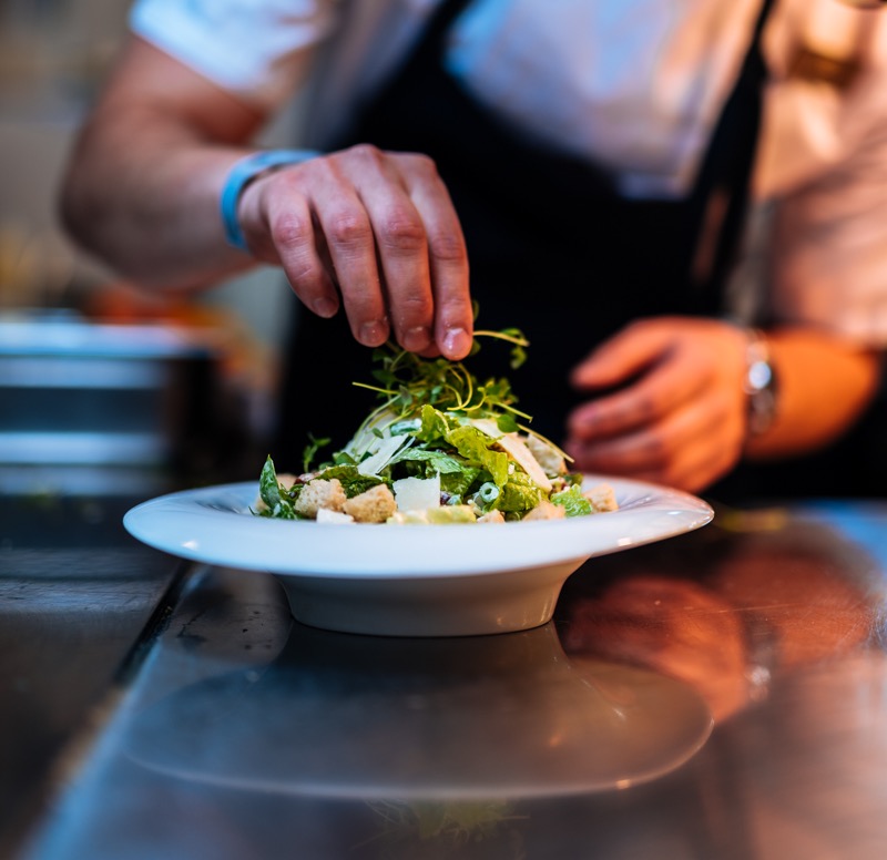 Kokk tilbereder salat